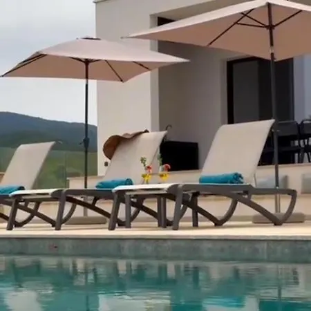 Napoleon Vue Et Piscine Willa Pietrosella