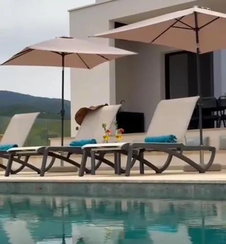 Napoleon Vue Et Piscine Villa Pietrosella