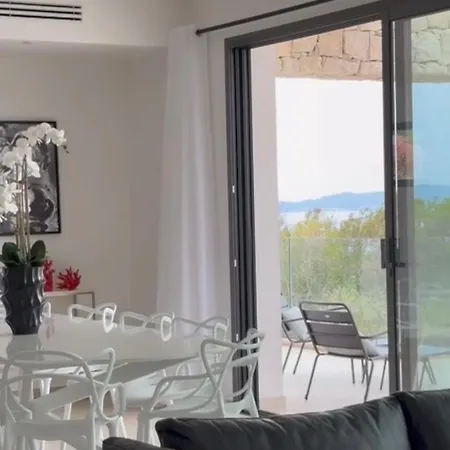 Napoleon Vue Et Piscine Villa Pietrosella