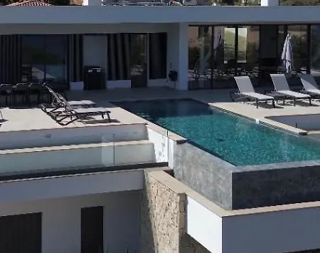 Napoleon Vue Et Piscine Pietrosella