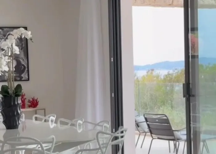 Napoleon Vue Et Piscine Villa Pietrosella